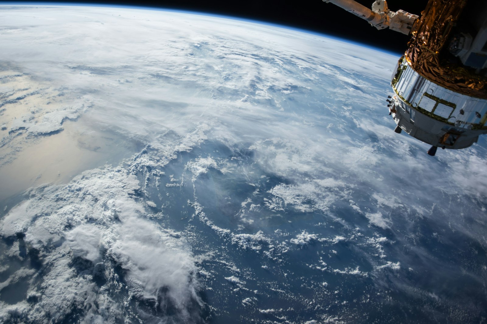 Satellite en orbite au-dessus de la Terre, illustration de la formation IA pour l'aéronautique et le spatial