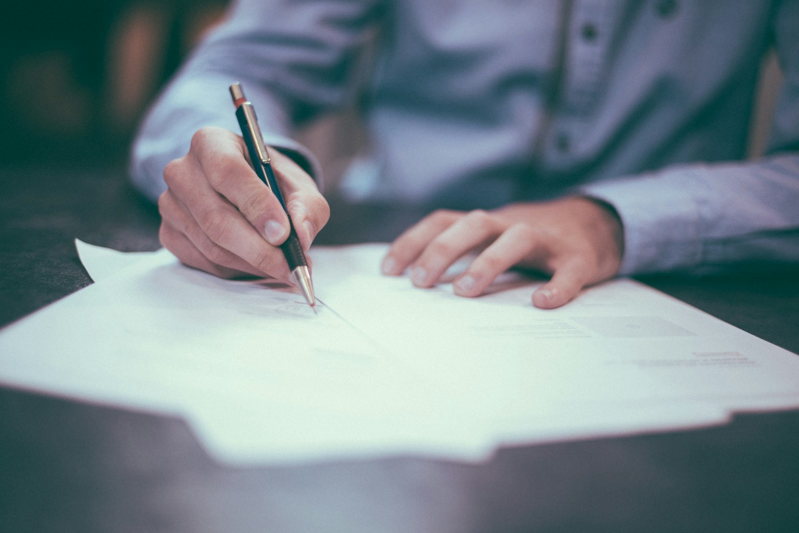 Signature d'un contrat, illustration de la formation IA pour l'assurance et la mutuelle