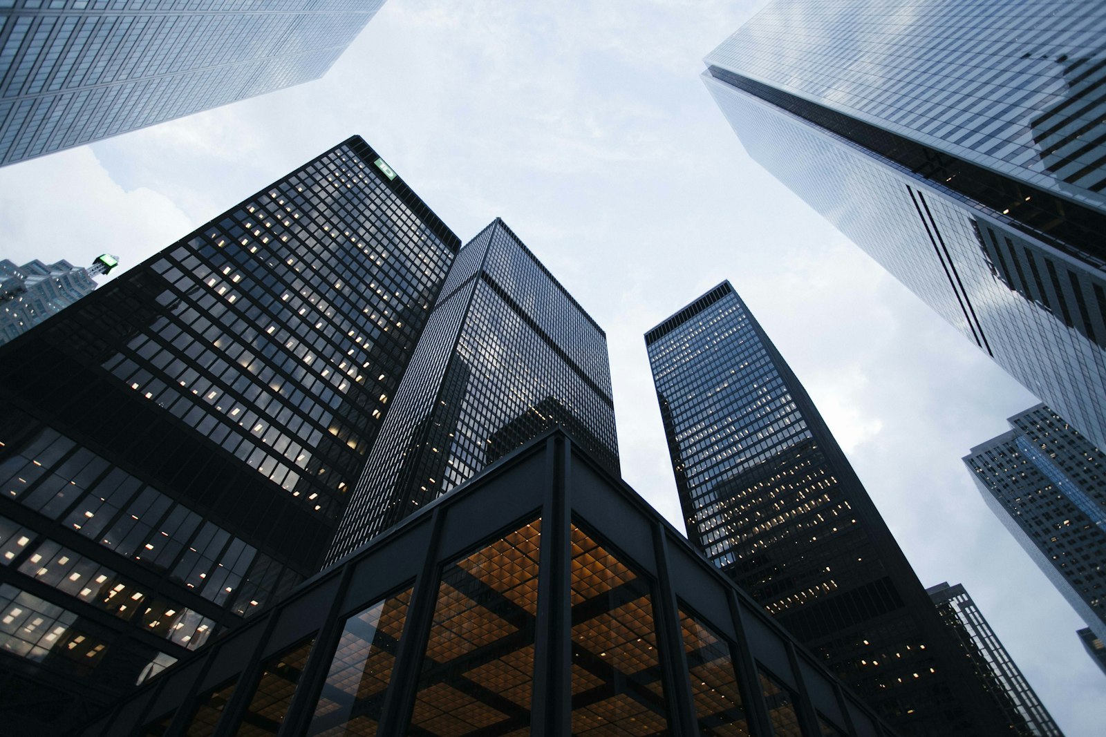 Tours de bureaux d'un quartier d'affaires, illustration de la formation IA pour la banque et les services financiers