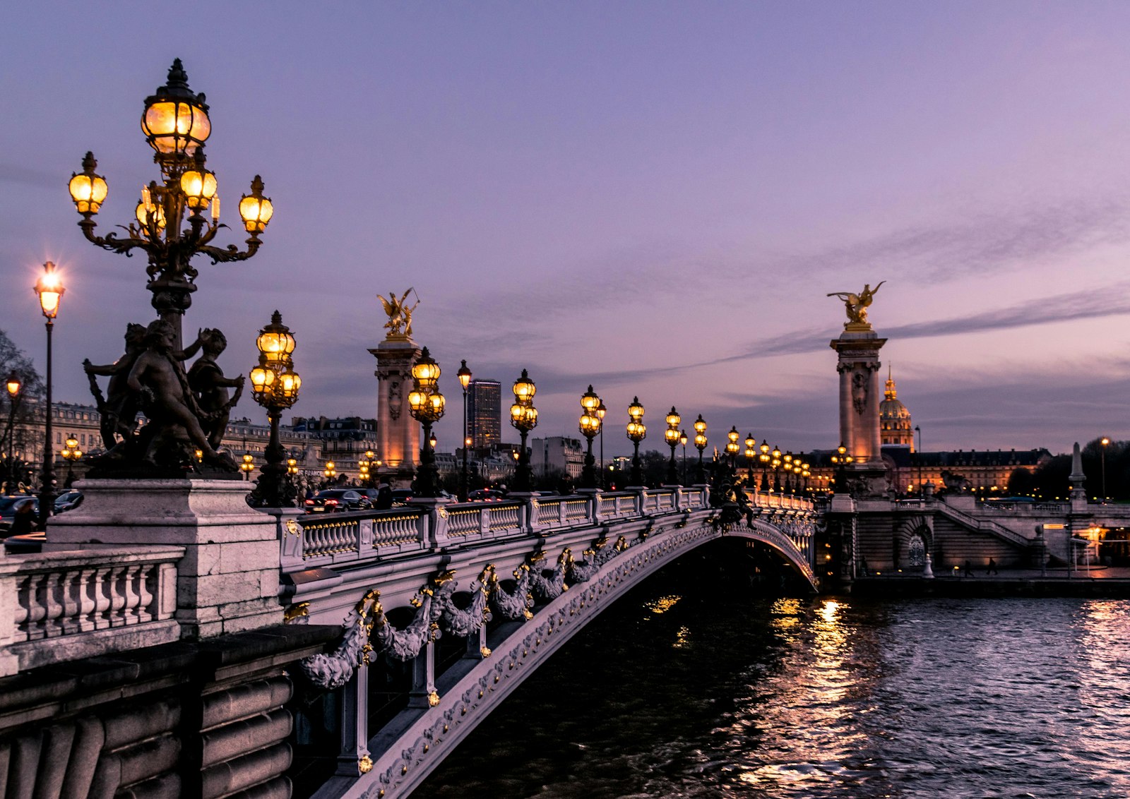 Pont Alexandre III et dôme des Invalides à Paris, illustration de la formation IA pour la défense et le secteur public