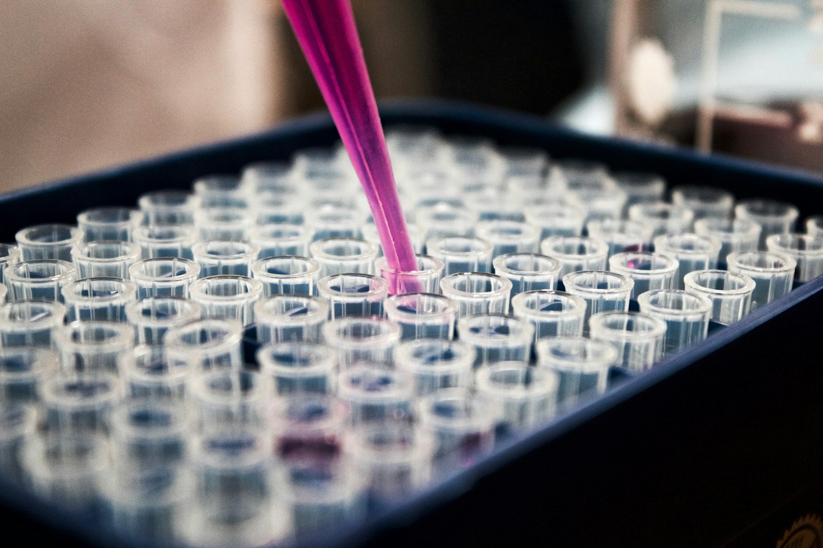 Pipetage dans un laboratoire pharmaceutique, illustration de la formation IA pour la pharma et la santé